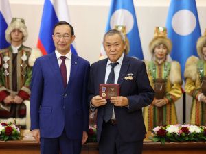 Айсен Николаев вручил 35 якутянам государственные награды