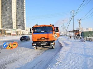В праздник на уборку: Владимир Федоров поработал снегоуборщиком 23 февраля