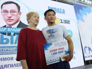 Бурятский борец Тумэн Бодиев выиграл миллион рублей на турнире в Якутске