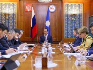 Айсен Николаев поручил разобраться с затягиванием сроков предоставления пособий при рождении ребенка