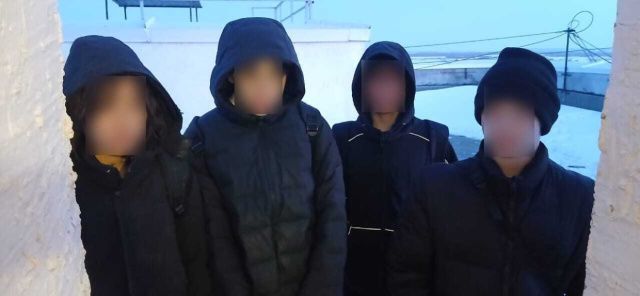 В Якутске спасатели эвакуировали застрявших на крыше подростков: Несовершеннолетние рассказали, что убегали от неизвестного