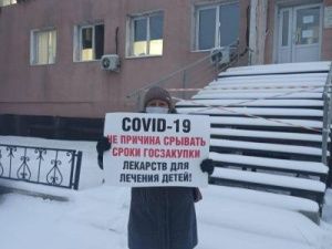 Следком просит откликнуться женщину, вышедшую на одиночный пикет в защиту ребенка-инвалида