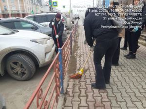 Улицу Кирова готовят к первомайской демонстрации в Якутске