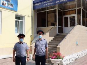 В Якутске сотрудники УФСИН спасли людей из горящего дома