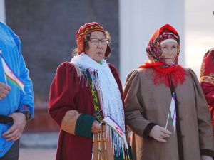 Праздник: В Якутске возложили цветы к памятнику основателю города Петру Бекетову