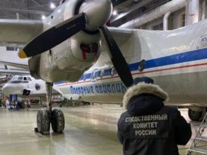 Транспорт наземного обслуживания повредил самолет