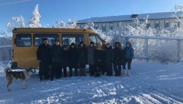 «Долго не могли найти водителя». В арктическое село Оленегорск доставили долгожданный школьный автобус
