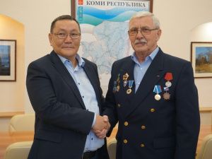 Айсен Николаев наградил жителя Коми, спасшего самолет из Якутии на заброшенном аэродроме