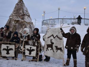 Фото: шествие в национальных костюмах в Оленекском районе в День оленевода