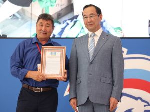 Айсен Николаев наградил волонтёров специальной военной операции