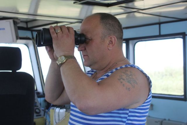 "Речной волк" работает капитаном крупного парома на реке Лене