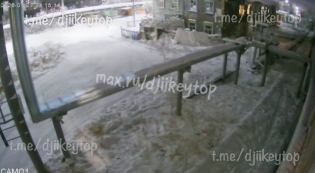 В Якутске девушка выпала со 2 этажа дома на улице Кузьмина: возможно, её скинули
