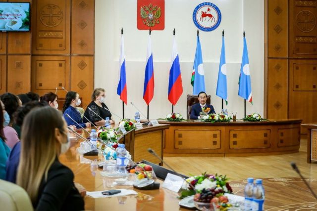 Глава Якутии наградил многодетных матерей республики
