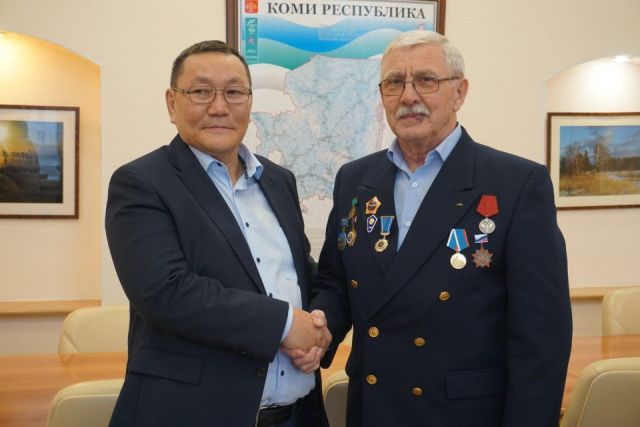 Айсен Николаев наградил жителя Коми, спасшего самолет из Якутии на заброшенном аэродроме