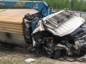 В Якутии груженый большегруз «Hinо» наехал на стоящий на обочине «Урал»
