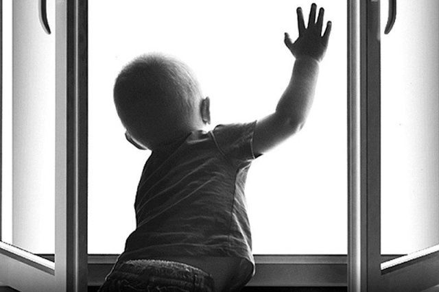 В Якутске ребенок выпал из окна 6-го этажа