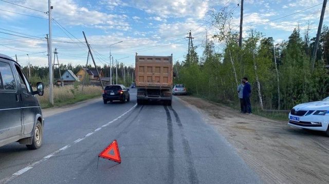 В Якутске пешеход выскочил на дорогу - прямо под колёса грузовика