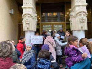 У постпредства Якутии в Москве зоозащитники провели акцию в память о «зверски убитых животных»