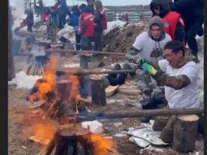 Скоростное заваривание чая на костре продемонстрировали на соревнованиях «Аҕа курэҕэ — 2024»