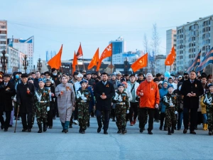 В патриотической акции «Свеча памяти» якутяне выложили из горящих свечей слово «ПОМНИМ» 