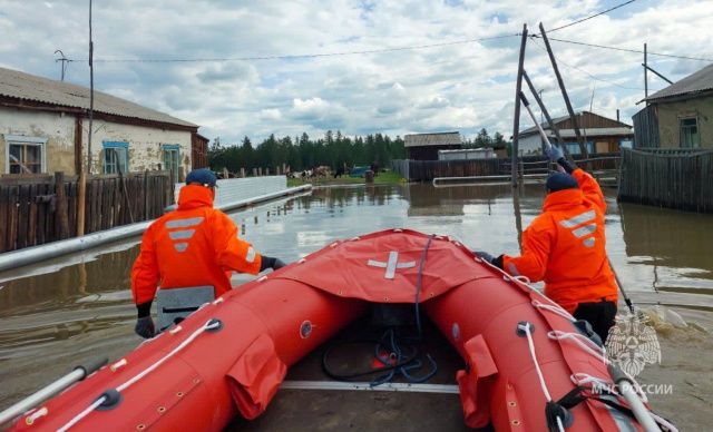 В Верхоянском районе вода уходит, но подтопления еще сохраняются