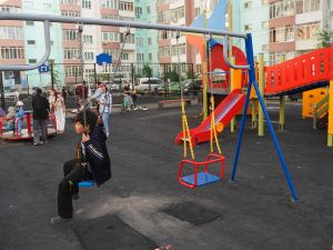 Евгений Григорьев проверил ход работ по благоустройству дворовых территорий в Якутске