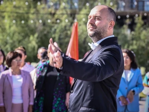 В День Государственного флага на центральной площади Якутска исполнили гимн России