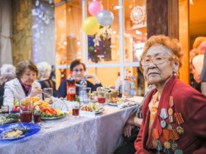 В социальной столовой Якутска поздравили ветеранов