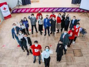 Айсен Николаев вручил Памятные медали и грамоты лучшим волонтёрам Якутии