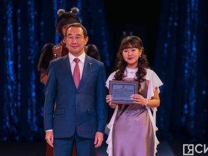 10 лучших школьников по итогам 2024 года наградили на Елке главы Якутии