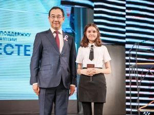 Айсен Николаев вручил паспорта юным гражданам России