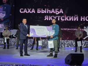 Победителем нового конкурса «Саха быha5a - Якутский нож» в рамках праздника «Строганина – 2025» стал Николай Костромин из Мегино-Кангаласского улуса.