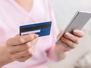 Жительница Якутии решила закрыть кредитную банковскую карту и лишилась почти двухсот тысяч рублей