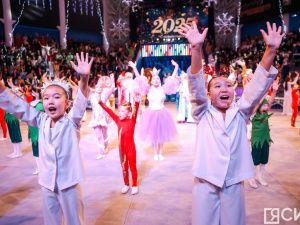 10 лучших школьников по итогам 2024 года наградили на Елке главы Якутии