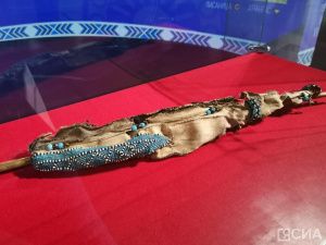 Древний кафтан, предположительно принадлежавший удаганке, представили на выставке в Якутске