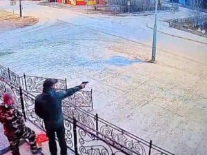 Житель Якутии начал стрелять без причины из пневматического пистолета и попал в движущийся автомобиль, в котором находился ребенок