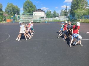 На базе Культурного центра АО «АК «ЖДЯ» работает летняя детская площадка