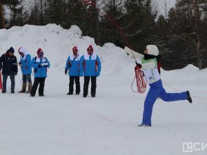 В Нерюнгри при сильном ветре и снегопаде прошли соревнования по метанию аркана