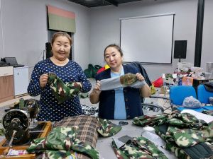 «Возвращайся, золотце»: бабушки из Нюрбы шьют экипировку для бойцов