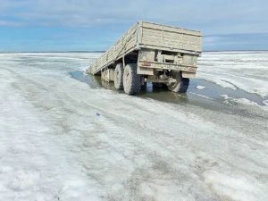  На закрытой ледовой переправе «Хатассы-Павловск» провалилась техника