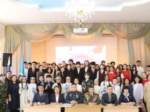 Герой России Родимир Максимов провел «Урок мужества» в одной из школ Якутска