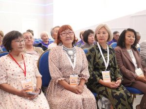 Айсен Николаев наградил волонтёров специальной военной операции