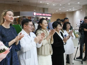 В Якутске состоялась торжественная выписка двух тройняшек 