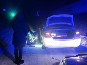Сотрудники ГИБДД в Якутии помогли застрявшему на ночной дороге водителю починить автомобиль