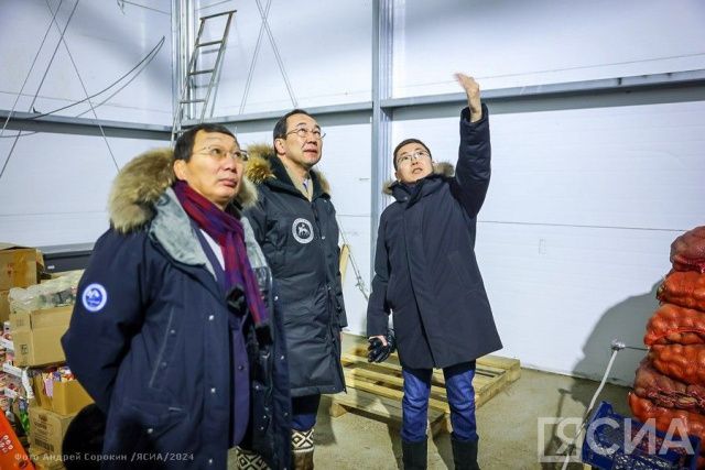 Глава Якутии ознакомился с работой открывшегося в Жиганске торгово-логистического центра