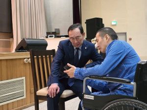 Айсен Николаев посетил раненых бойцов в госпитале имени Вишневского