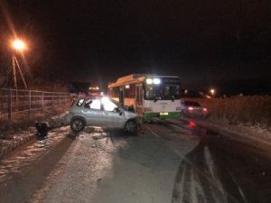 В Жатае иномарка столкнулась с маршрутным автобусом: пострадали три человека