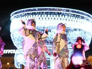 Фоторепортаж: зажжение новой новогодней ёлки в Якутске