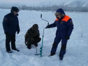 МЧС России напоминает о правилах безопасности на зимней рыбалке