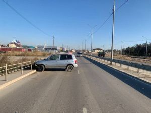 В Якутске пьяный водитель повредил пять пролетов пешеходного ограждения